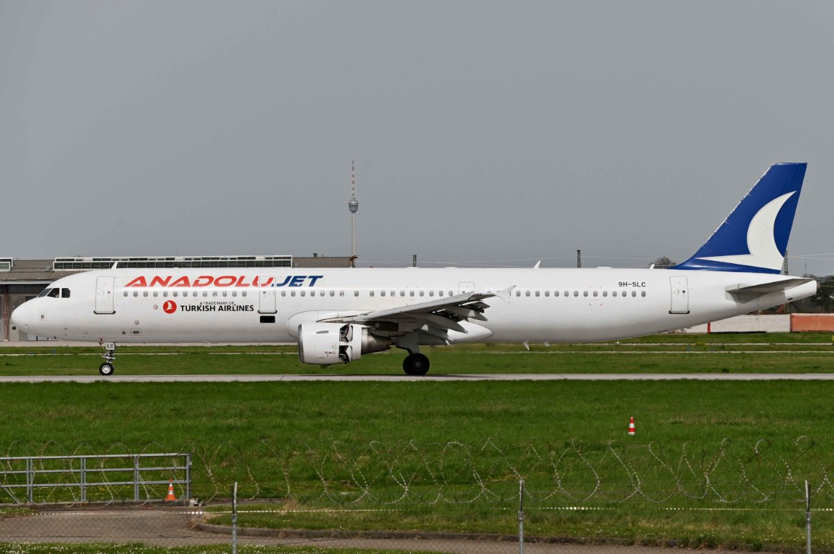 9H-SLC AnadoluJet Airbus A321-211.JPG