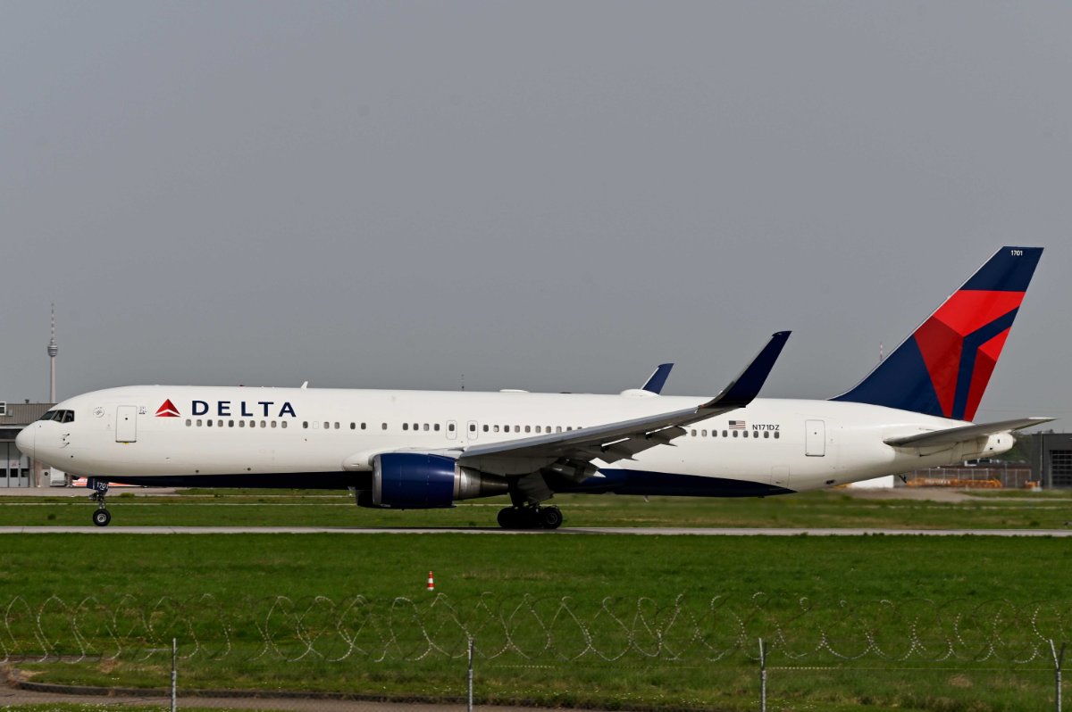 N171DZ Delta Air Lines Boeing 767-332(ER).JPG